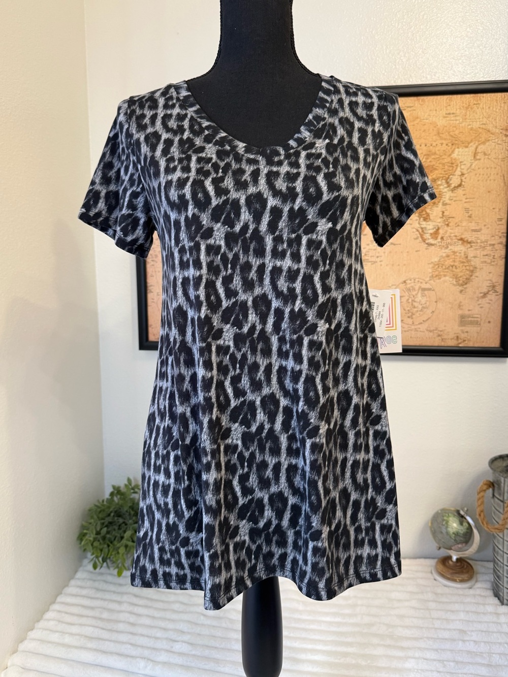 Lularoe Christy T leopard Tee size XXS